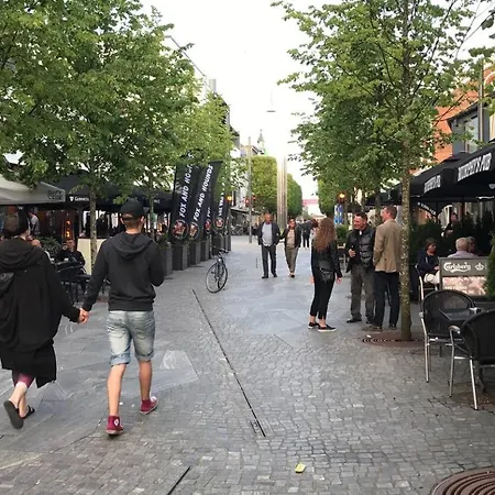 Taet Pa Centrum & Mch/boxen - Huset Nr. 11 * 海宁