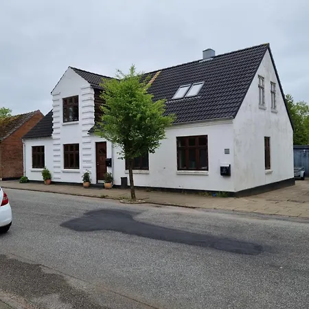 Taet Pa Centrum & Mch/boxen - Huset Nr. 11 海宁